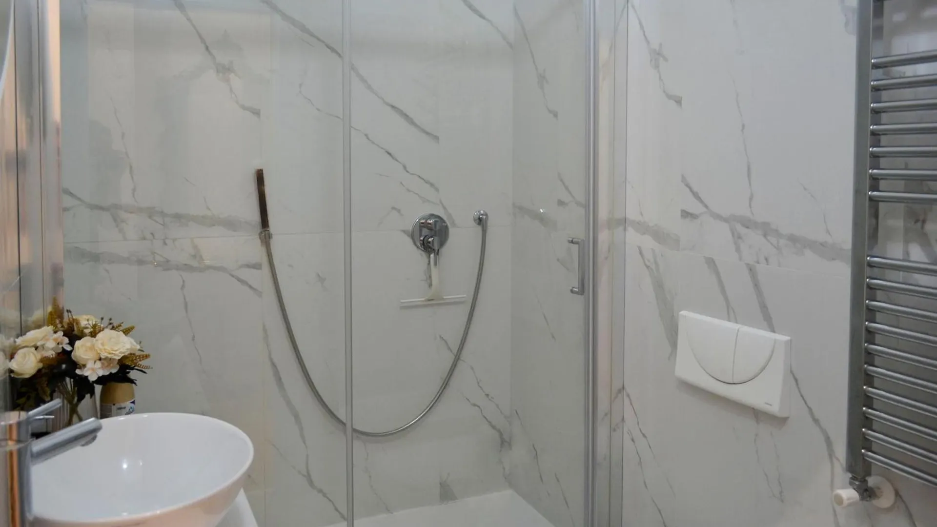 Peony House - 10 Min Duomo Apartment Milan