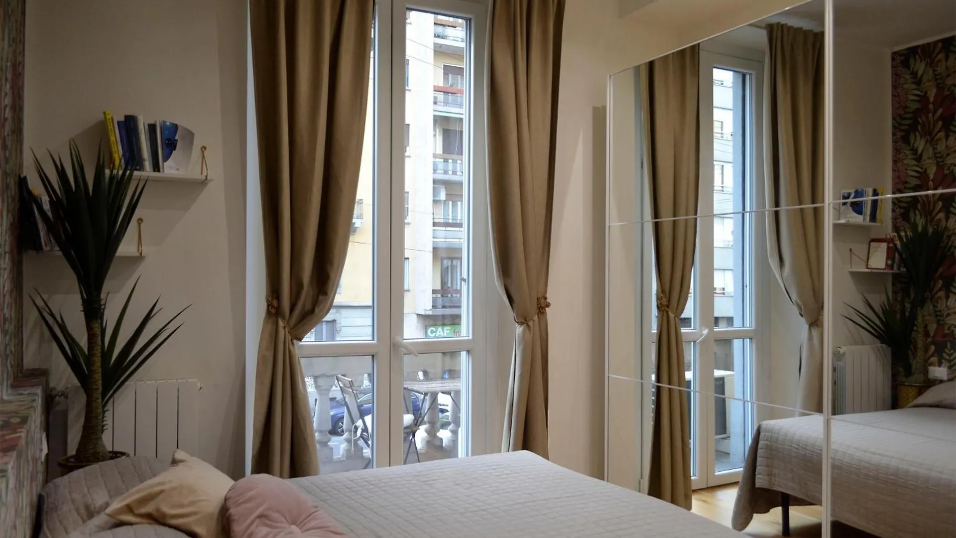 Peony House - 10 Min Duomo Apartment Milan 0*,