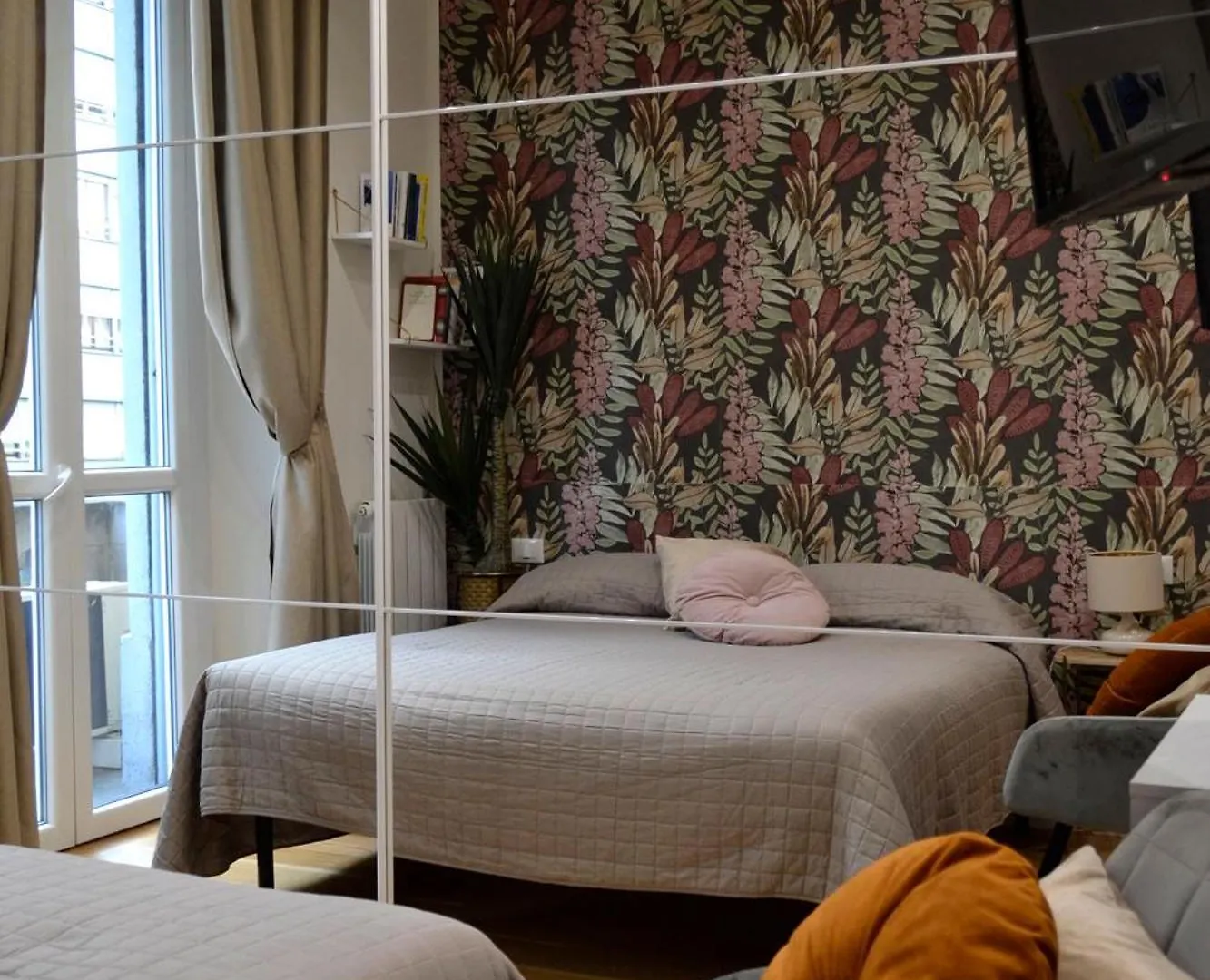 Peony House - 10 Min Duomo Apartment Milan