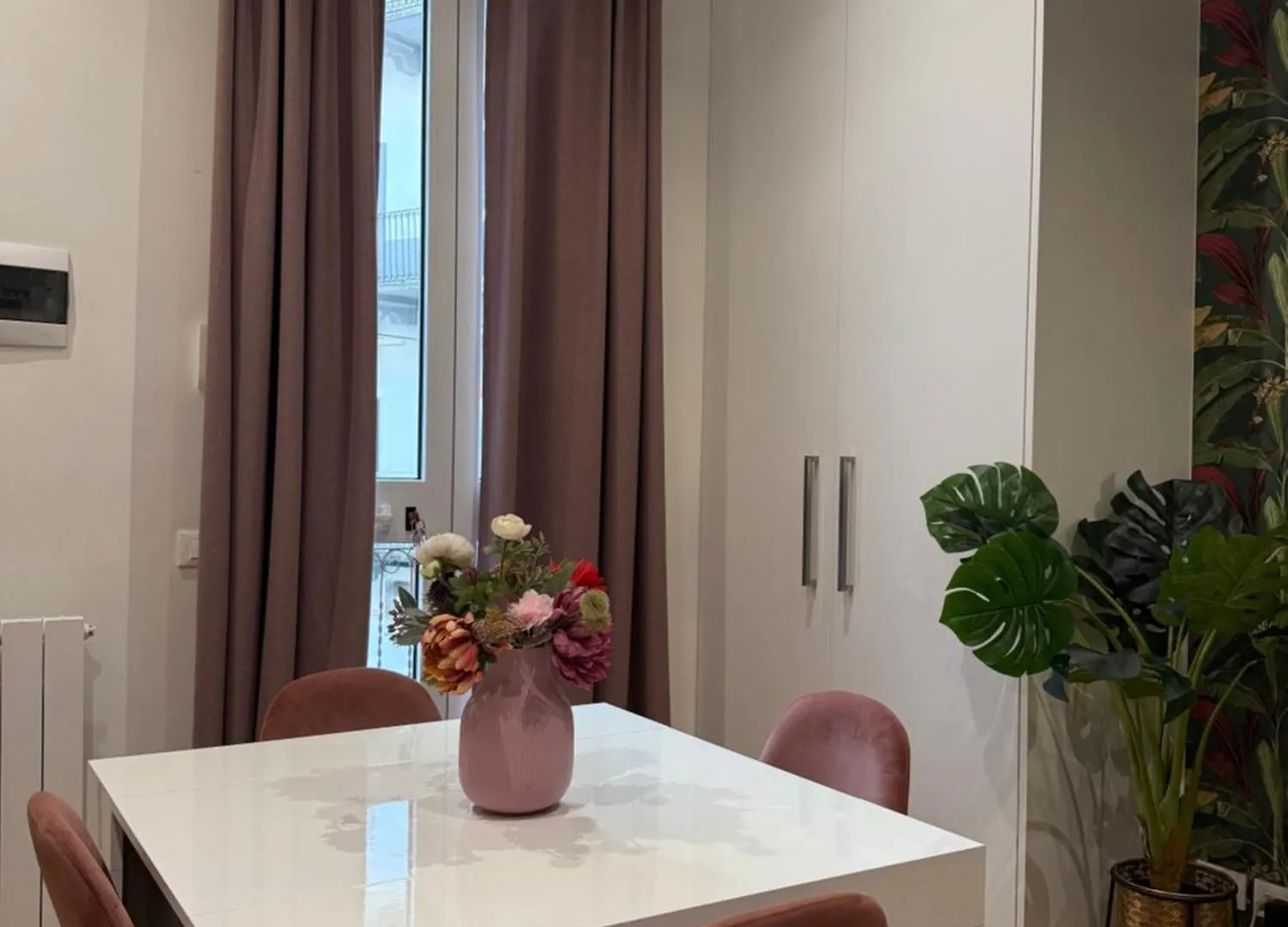 Peony House - 10 Min Duomo Apartment Milan Italy
