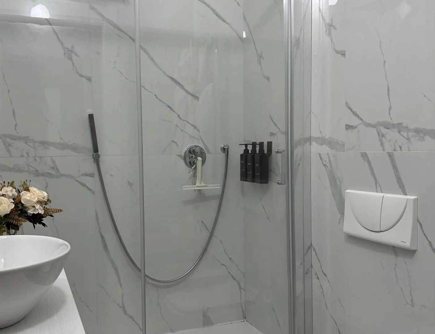 Peony House - 10 Min Duomo Apartment Milan